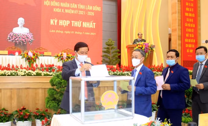 Các đại biểu HĐND tỉnh khóa X bỏ phiếu bầu các chức danh chủ chốt của HĐND và UBND tỉnh Lâm Đồng.