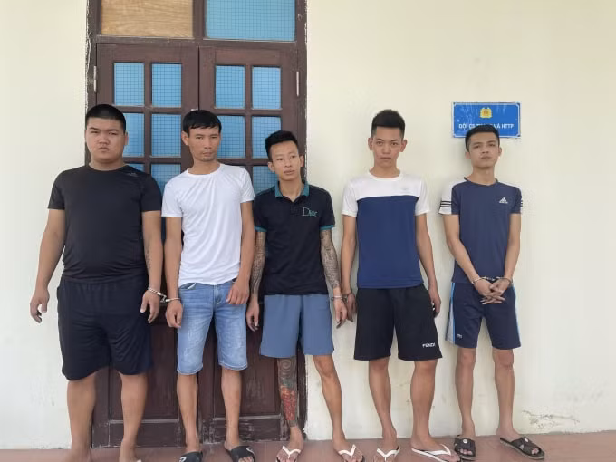 5 đối tượng bị tại cơ quan công an. Ảnh: CATH