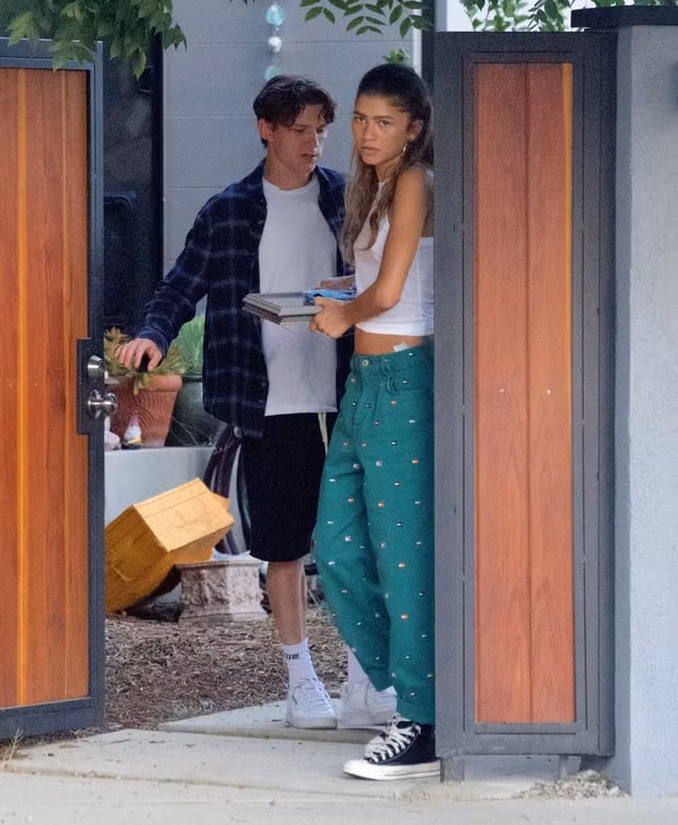 Tom và Zendaya bị bắt gặp chuyển đồ từ nhà nam diễn viên ra xe ô tô.
