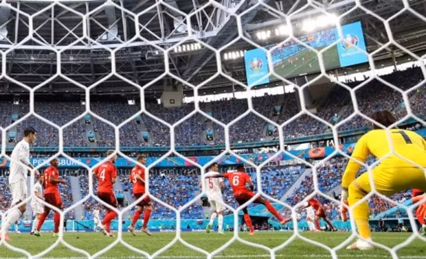 Cú sút của Alba trúng chân Zakaria đổi hướng đi vào lưới Thụy Sĩ. Ảnh: UEFA