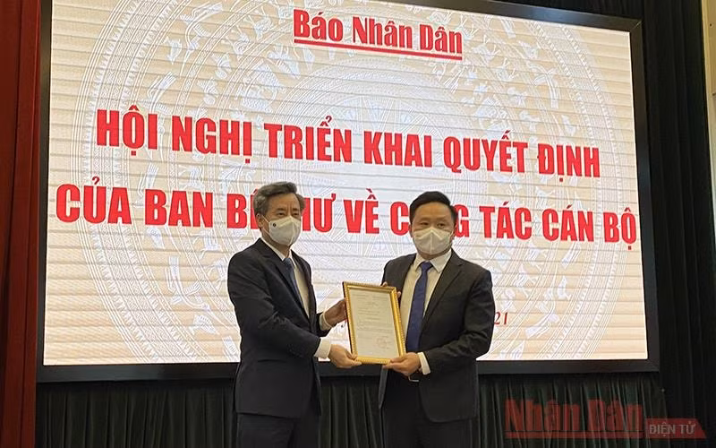 Phó Trưởng Ban Tổ chức Trung ương Nguyễn Quang Dương trao Quyết định của Ban Bí thư cho đồng chí Phan Văn Hùng. Ảnh: Trịnh Dũng