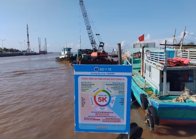Bạc Liêu lập hàng loạt chốt kiểm soát đường thủy và đường bộ để phòng, chống dịch Covid-19.