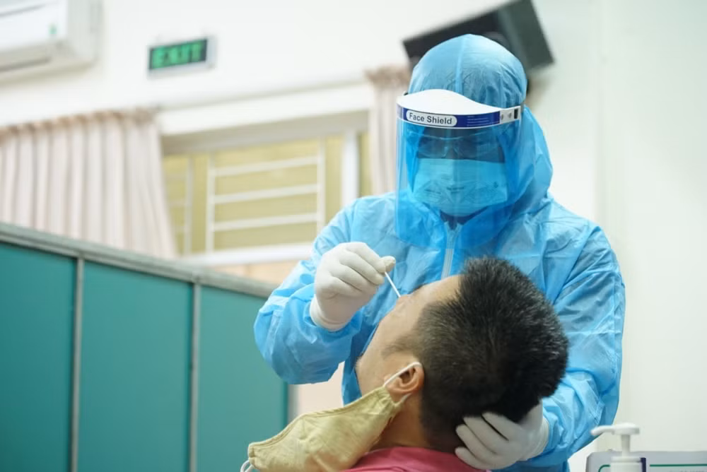 Lực lượng chức năng lấy mẫu xét nghiệm Covid-19 tầm soát cho người dân. Ảnh: minh họa