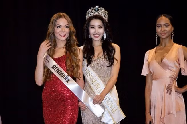 Riel có gương mặt xinh đẹp, đặc biệt là nụ cười rạng rỡ, luôn toát lên tinh thần lạc quan, vui vẻ khi đăng quang.