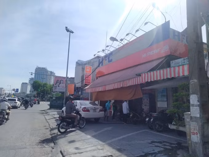 Trạm xăng dầu ở 1A Láng Hạ nằm sát với khu vực dân cư, cửa hàng kinh doanh. Ảnh: Lê Hải