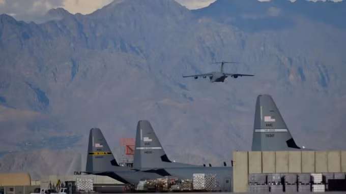Một chiếc C-17 Globemaster III cất cánh vào vùng núi tại Sân bay Bagram ở Afghanistan. @ Không quân Hoa Kỳ