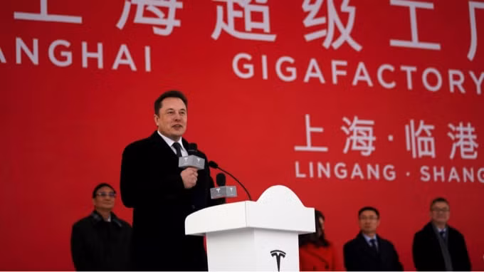 Tỷ phú Elon Musk phát biểu trong buổi khánh thành nhà máy Gigafactory của Tesla tại Thượng Hải. Ảnh: Getty Images.