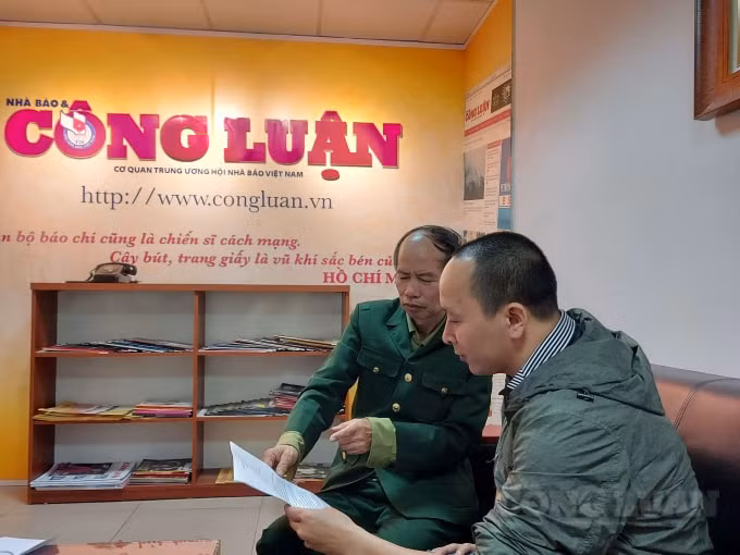 Ông Nguyễn Ngọc Lợi trao đổi với phóng viên báo Nhà báo và Công luận