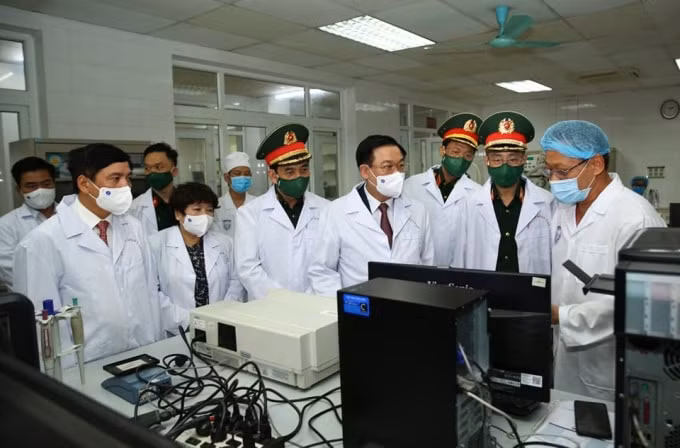 Công tác nghiên cứu, sản xuất vắc xin trong nước nhận được sự quan tâm lớn của lãnh đạo Đảng, Nhà nước và nhân dân - Ông Vương Đình Huệ, Chủ tịch Quốc hội trong lần đến Học viện Quân Y làm việc liên quan đến quá trình tiêm thử nghiệm vắc xin Nanocovax (ảnh Sơn Hải).