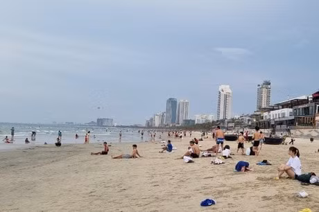 Đà Nẵng cho phép người dân tắm biển trở lại từ 4h30 ngày 10/7. Ảnh: minh họa