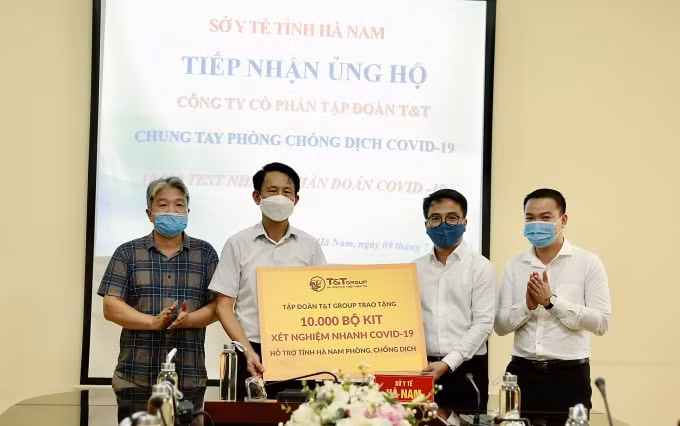 Ông Trần Viết Huệ, Phó Giám đốc Sở Y tế, đại diện Ban Chỉ đạo phòng chống dịch COVID-19 tiếp nhận 10.000 bộ kit xét nghiệm nhanh COVID-19 do Tập đoàn T&T Group trao tặng.