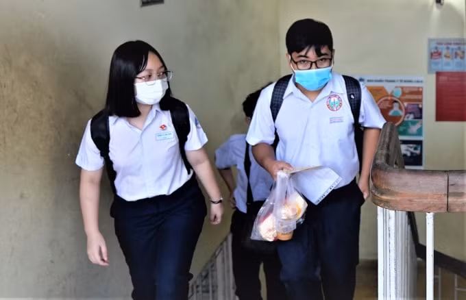 Học sinh tham gia thi tuyển vào lớp 10 Trường PT Năng khiếu - ĐH Quốc gia TP. HCM khi dịch bệnh chưa có nhiều diễn biến phức tạp như hiện nay - Ảnh: Nguyên Phú.