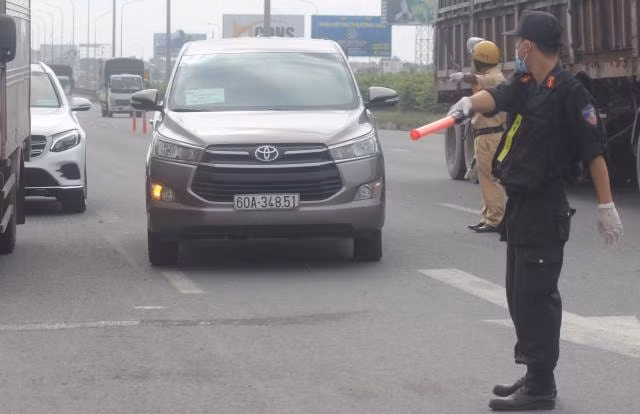 Ngày đầu giãn cách theo Chỉ thị 16: Xe đông, phải tăng cường chốt kiểm soát ảnh 3