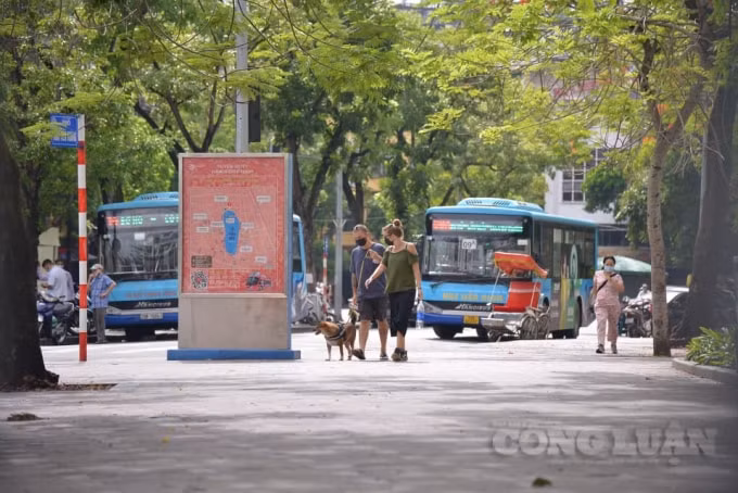 UBND TP.Hà Nội nhấn mạnh, toàn bộ hệ thống chính quyền các cấp phải xác định nhiệm vụ phòng, chống dịch COVID-19 là nhiệm vụ quan trọng, cấp bách, ưu tiên hàng đầu, gắn với trách nhiệm của người đứng đầu, luôn luôn chủ động trong mọi tình huống