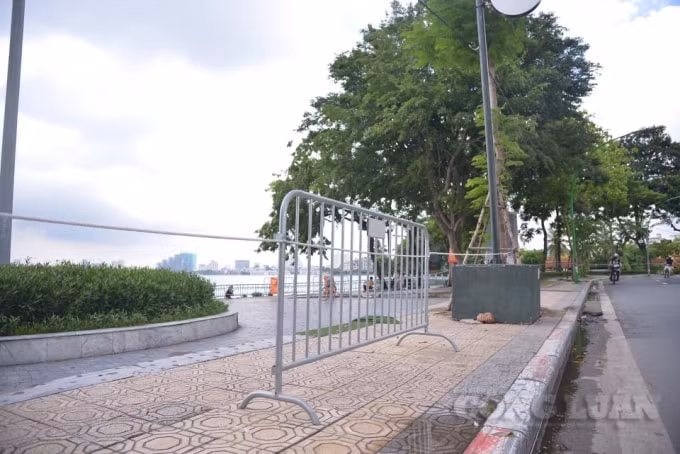 Tại khu vực các tuyến đường quanh hồ Tây ngày thường đông đúc người tụ tập, nay cũng đã vắng bóng người dân tập thể dục