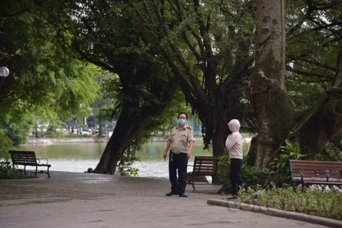 Lực lượng chức năng quận Hoàng Kiếm đã lập nhiều tổ công tác để tuyên truyền, giải tán người dân tụ tập đông, hoạt động thể dục, thể thao theo đạo của Thành phố.