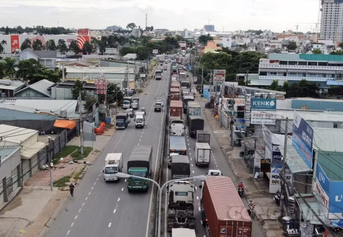Các phương tiện giao thông xếp hàng dài trước các chốt kiểm soát dịch