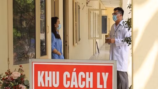 Một nữ điều dưỡng tại Bệnh viện Bệnh Nhiệt đới Trung ương đã bị chính bệnh nhân đang điều trị bệnh Covid-19 tấn công. Ảnh: TL