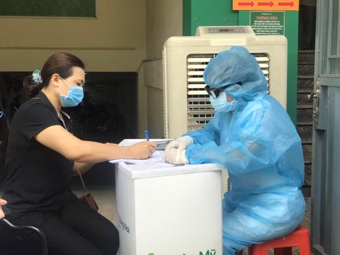 Người dân thực hiện quy định khai báo Y tế tại bệnh viện Hoàn Mỹ ITO Đồng Nai.