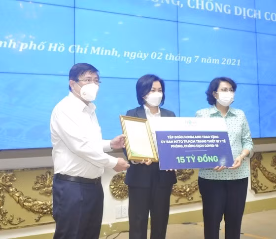 Chủ tịch UBND TPHCM Nguyễn Thành Phong và Chủ tịch Ủy ban MTTQ Việt Nam TPHCM Tô Thị Bích Châu tiếp nhận bảng tượng trưng tặng trang thiết bị y tế của đại diện Tập đoàn Novaland. Ảnh: CAO THĂNG