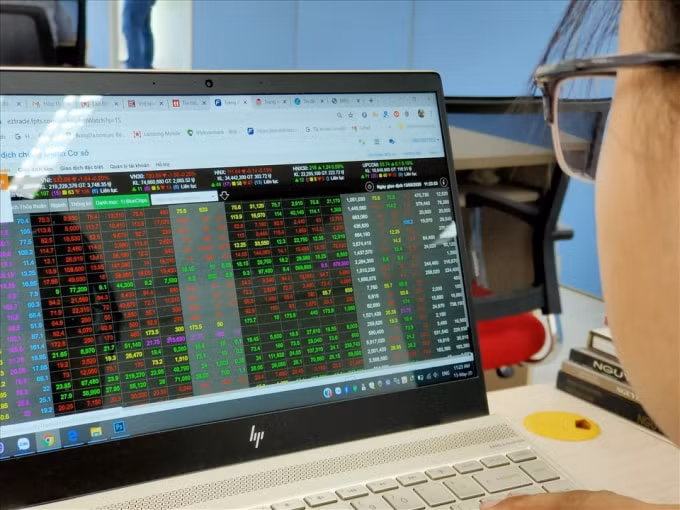 Chốt phiên giao dịch, chỉ số Vn-Index giữ ở mức 1.420,27 điểm, tăng 3,19 điểm, tương đương 0,23%. Ảnh minh họa.