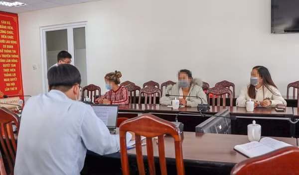 Thanh tra Sở Thông tin và Truyền thông làm việc với các cá nhân vi phạm sáng 2/7. Ảnh: Báo Lâm Đồng