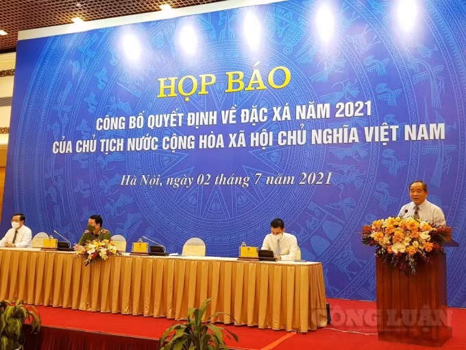 Ông Lê Khánh Hải - Chủ nhiệm Văn phòng Chủ tịch nước công bố Quyết định của Chủ tịch nước về đặc xá năm 2021.