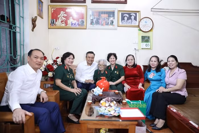 chu tich ubnd tp ha noi tham tang qua than nhan liet si chien si dien bien hinh 1