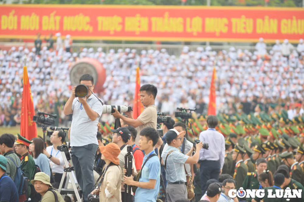 hinh anh phong vien tac nghiep duoi mua tai le ky niem 70 nam chien thang dien bien phu hinh 10