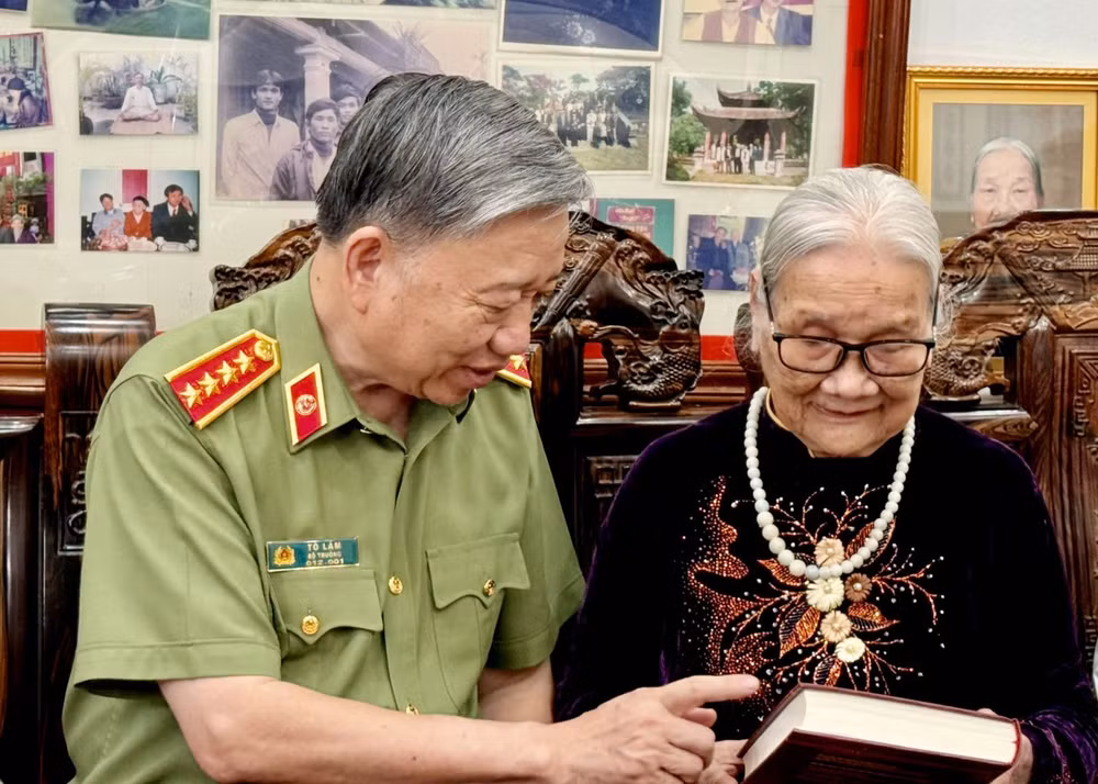 dai tuong to lam bo truong bo cong an tham tang qua tri an cac gia dinh co cong voi cach mang tai thanh hoa hinh 4