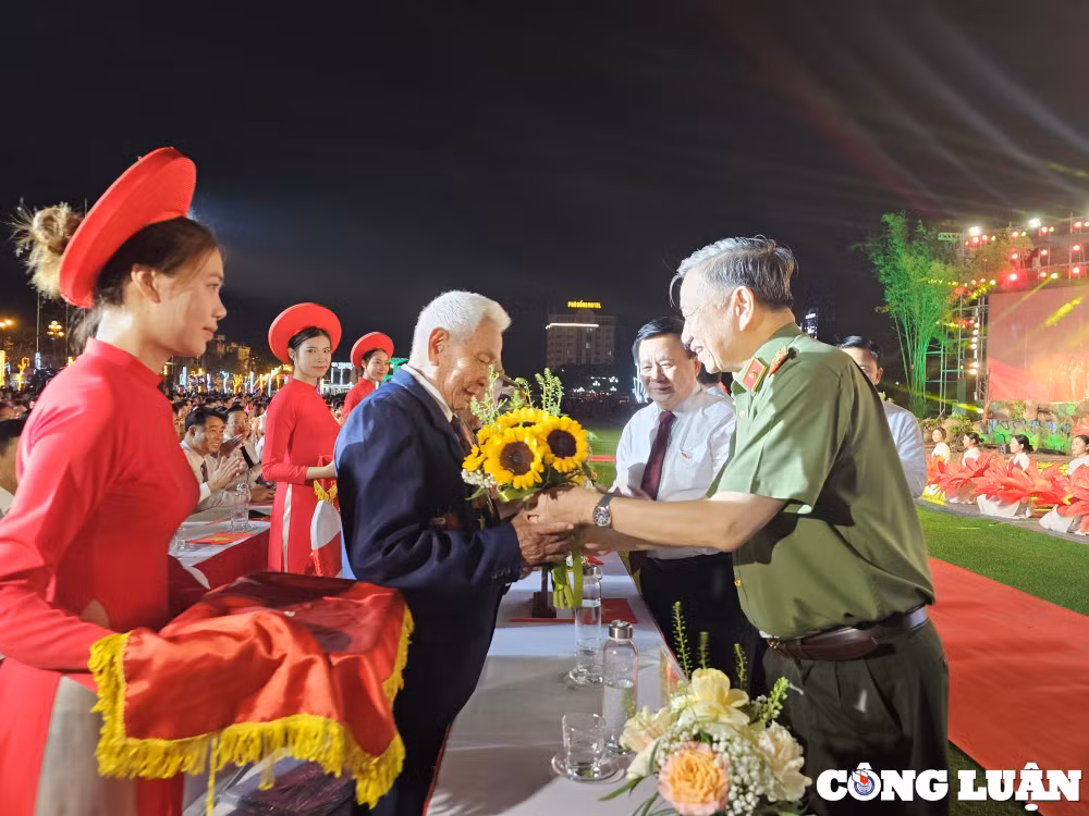 hang ngan nguoi dan thanh hoa theo doi chuong trinh le ky niem 70 nam chien thang dien bien phu hinh 16