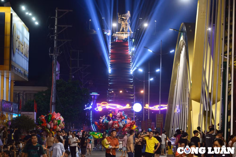 hang tram drone tai hien cuoc chien hao hung tren bau troi dien bien hinh 1
