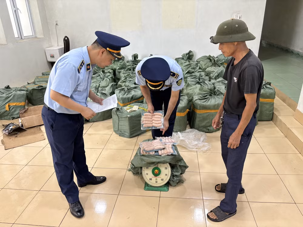 quang ninh phat hien 2 tan xuc xich chay nuoc khong ro nguon goc hinh 1
