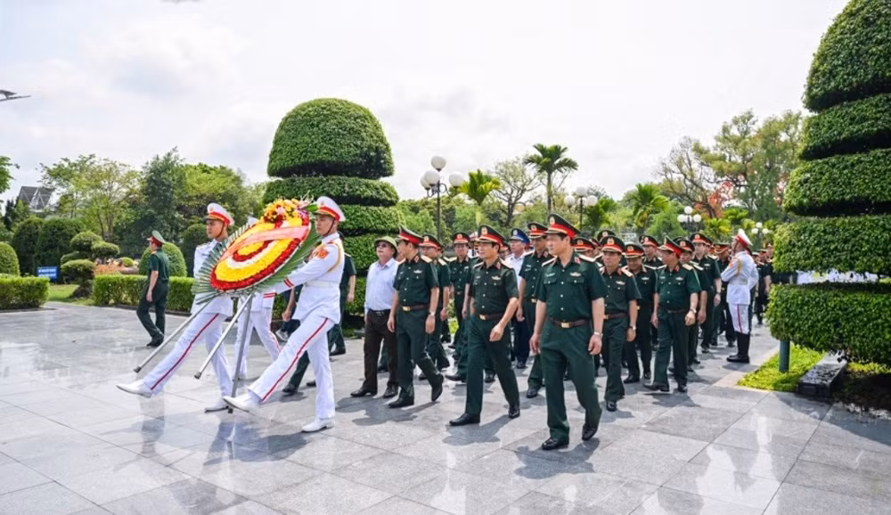 lanh dao quan uy trung uong bo quoc phong dang huong tuong niem cac anh hung liet si tai dien bien hinh 3