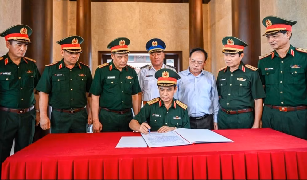 lanh dao quan uy trung uong bo quoc phong dang huong tuong niem cac anh hung liet si tai dien bien hinh 2