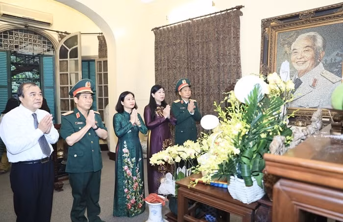lanh dao tp ha noi dang huong tuong nho dai tuong vo nguyen giap hinh 1