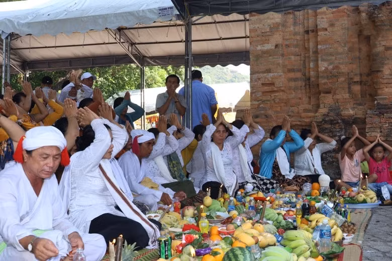 hon 10 van luot khach hanh huong ve le hoi thap ba ponagar hinh 1