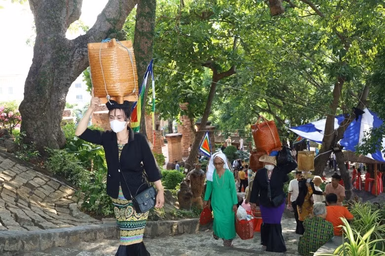hon 10 van luot khach hanh huong ve le hoi thap ba ponagar hinh 2