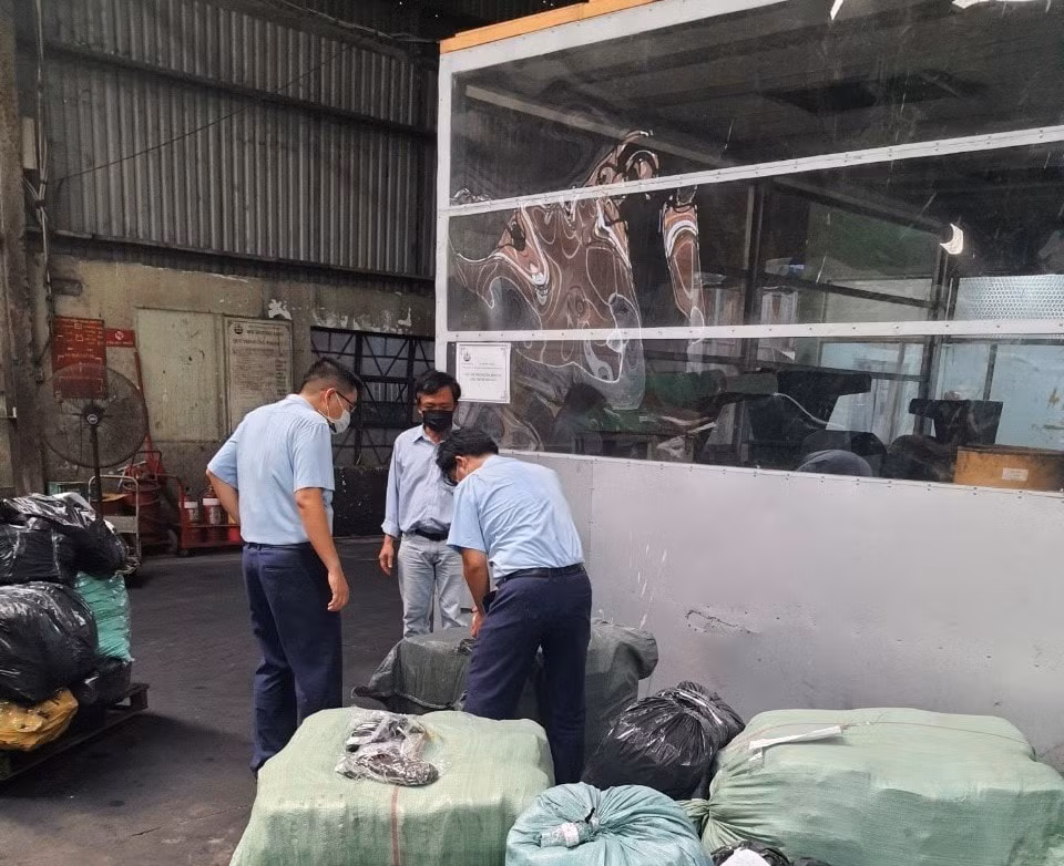 tphcm phat hien gan 8 tan thuc pham dong lanh khong tem khong nhan mac hinh 1