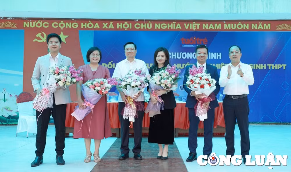 bao tuoi tre thu do to chuc tu van huong nghiep cho cac em hoc sinh ve khoi nganh suc khoe ngon ngu hinh 2