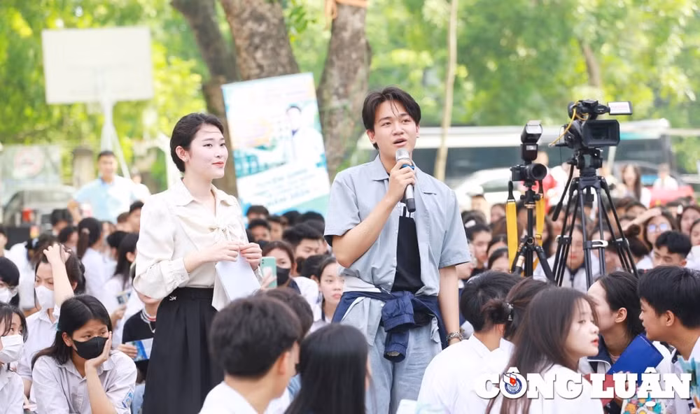 bao tuoi tre thu do to chuc tu van huong nghiep cho cac em hoc sinh ve khoi nganh suc khoe ngon ngu hinh 1