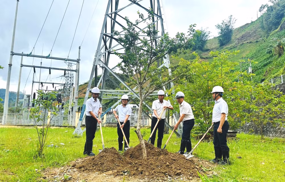 lanh dao evnnpc va cong doan tong cong ty gap go trao qua nhan thang cong nhan tai cong ty tnhh mtv thuy dien sa pa hinh 4