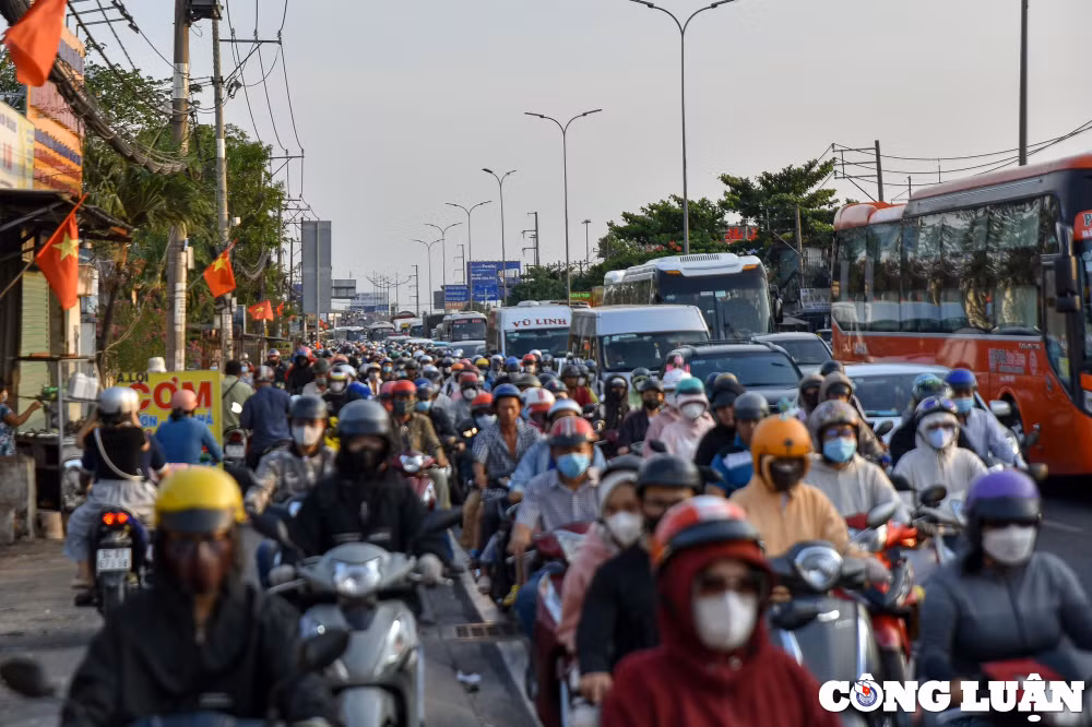 nguoi dan tro lai tp hcm sau ky nghi le 30 4 1 5 hinh 1