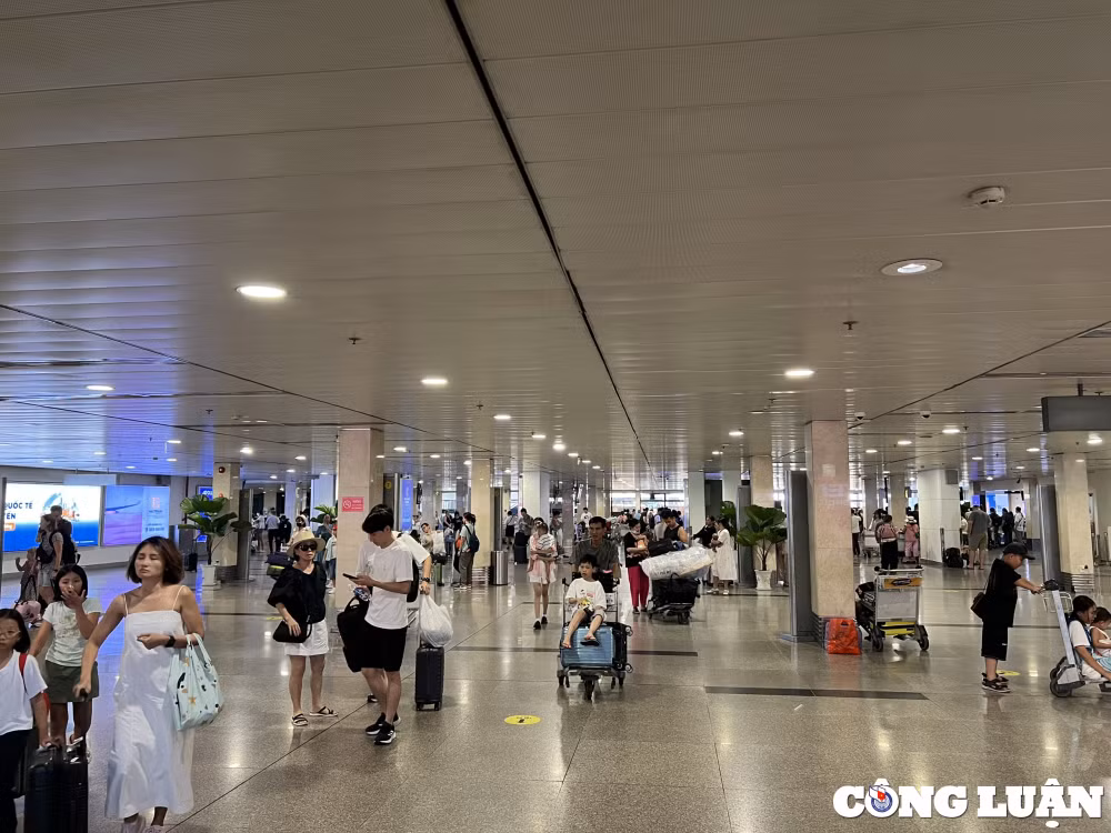 san bay tan son nhat thong thoang trong ngay cuoi cung cua ky nghi le 30 4 1 5 hinh 1