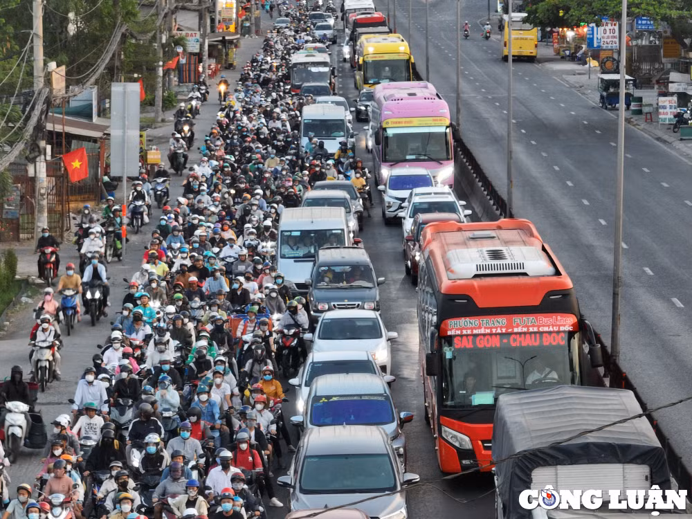 nguoi dan tro lai tp hcm sau ky nghi le 30 4 1 5 hinh 2