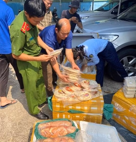 kon tum xe o to khach van chuyen hon 1 ta thit dong lanh khong ro nguon goc xuat xu hinh 1