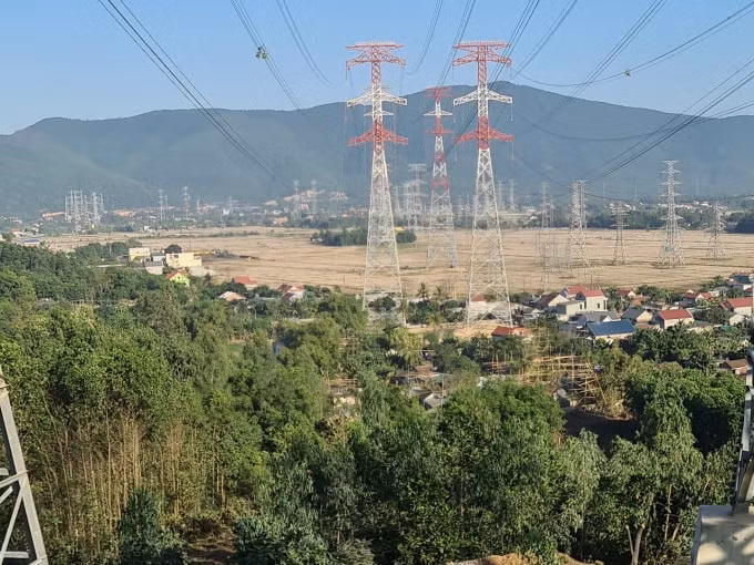 Đường dây 500 kV đấu nối nhà máy nhiệt điện BOT Nghi Sơn 2 đã hòa vào lưới điện Quốc gia. Ảnh: VGP