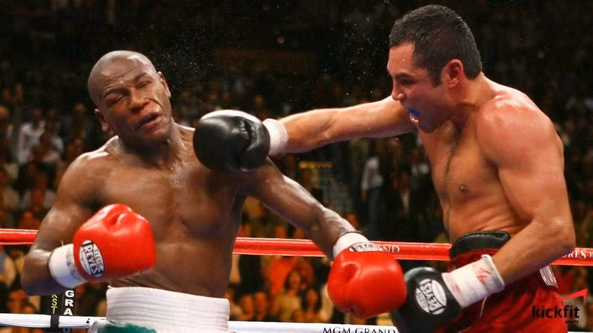 Oscar De La Hoya (phải) từng so găng với Mayweather. Ảnh: Getty