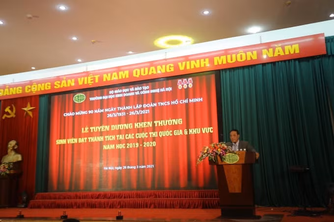 TS. Nguyễn Đình Đức - Phó Trưởng phòng Công tác sinh viên đọc công bố quyết định khen thưởng.