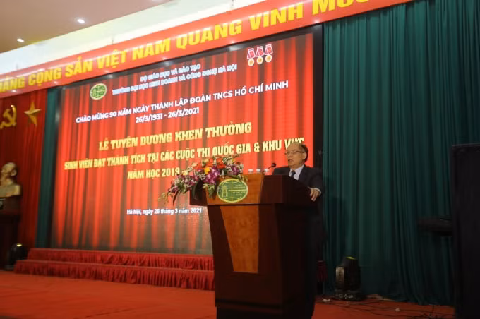 Phó Hiệu trưởng thường trực TS. Đỗ Quế Lượng phát biểu tại buổi lễ.